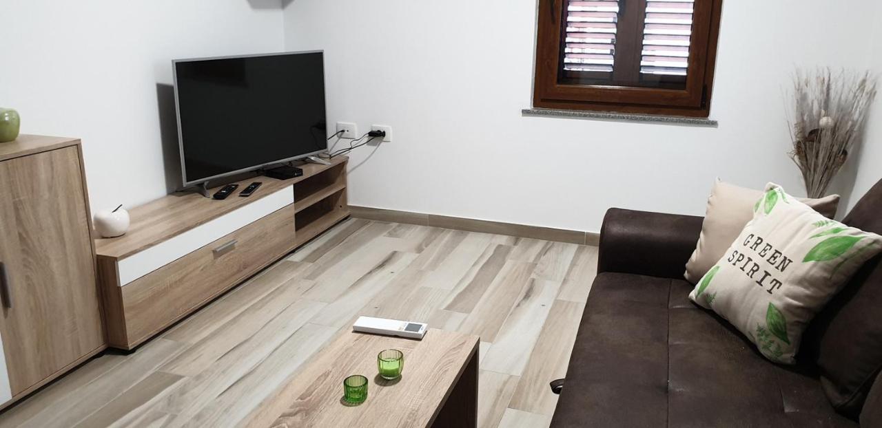 White Apartment Izola Exterior foto