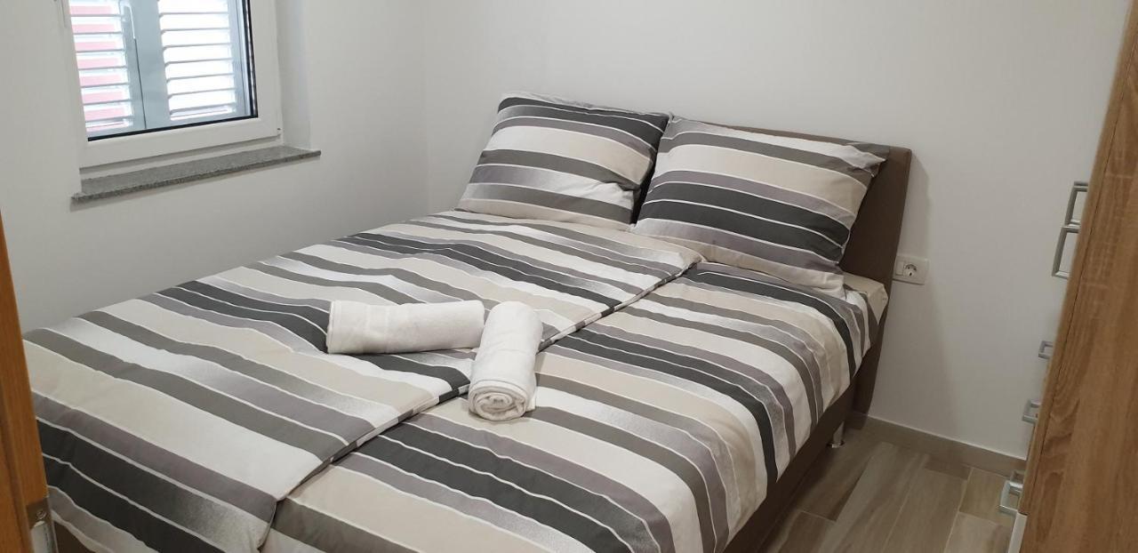 White Apartment Izola Exterior foto